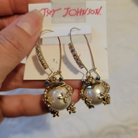New!! Betsey Johnson Caribbean Queen Collection Faux Pearl Frog Earrings - Picture 6 of 6